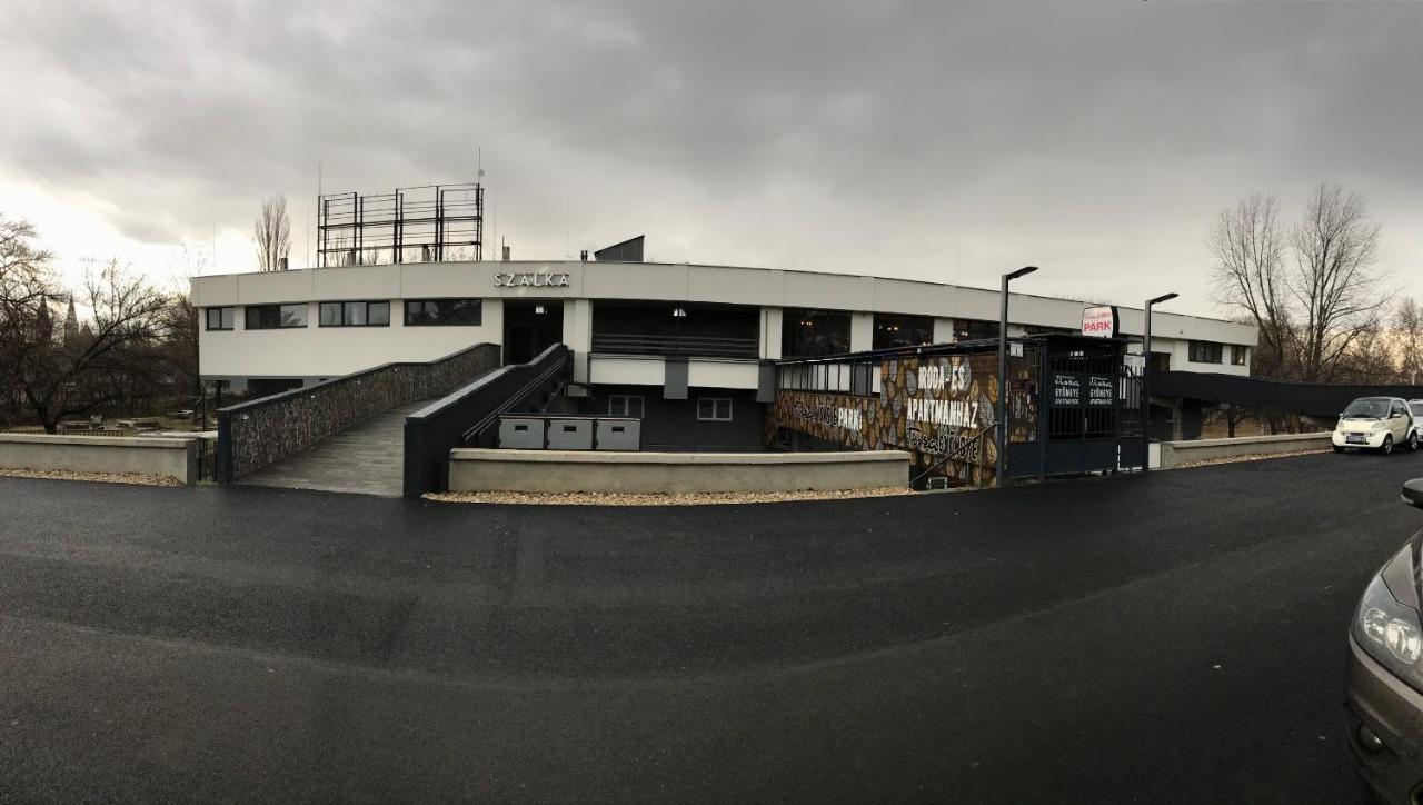Tisza Gyöngye Apartmanház Appartamento Szeged Esterno foto