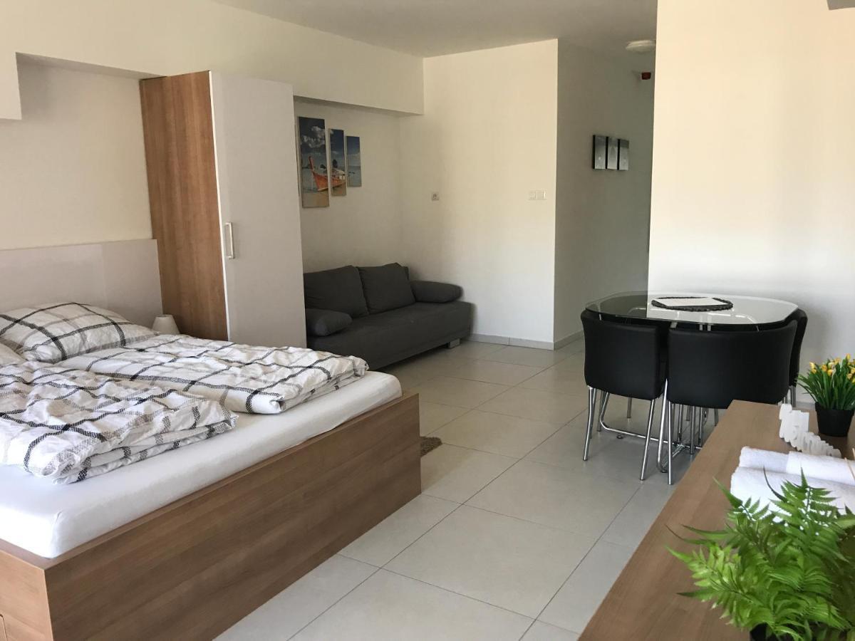 Tisza Gyöngye Apartmanház Appartamento Szeged Esterno foto