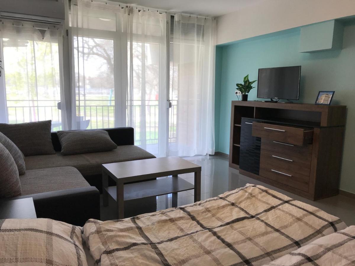 Tisza Gyöngye Apartmanház Appartamento Szeged Esterno foto