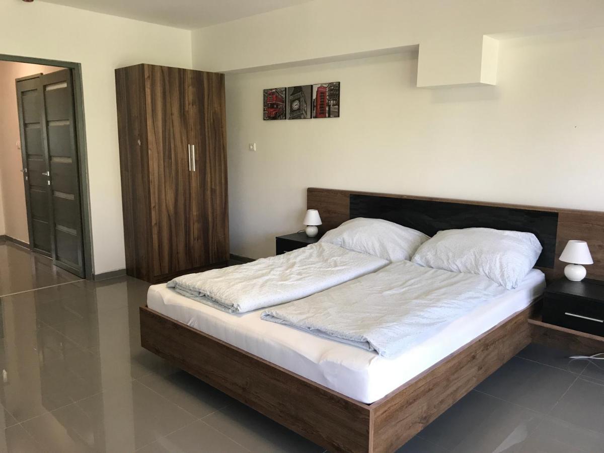 Tisza Gyöngye Apartmanház Appartamento Szeged Esterno foto