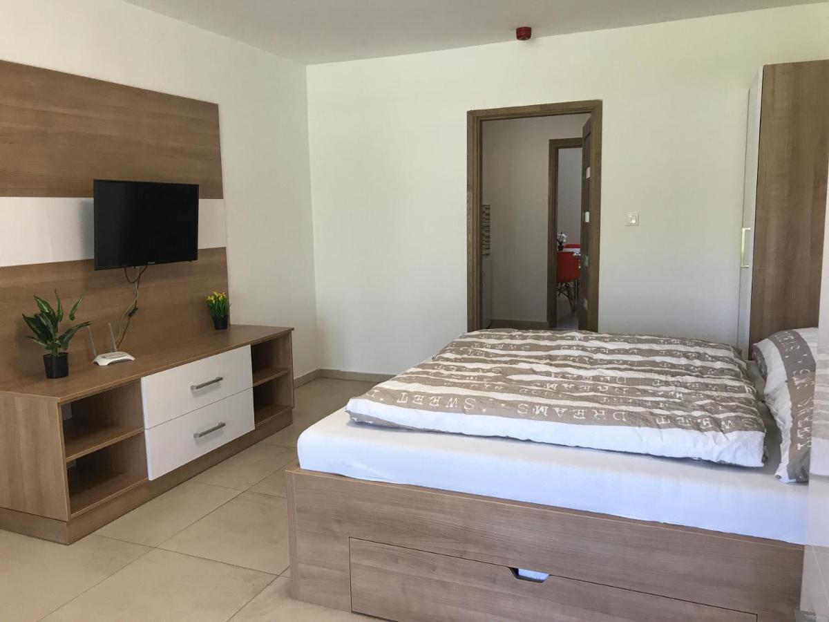 Tisza Gyöngye Apartmanház Appartamento Szeged Esterno foto