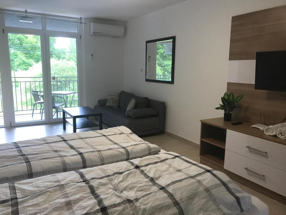 Tisza Gyöngye Apartmanház Appartamento Szeged Esterno foto