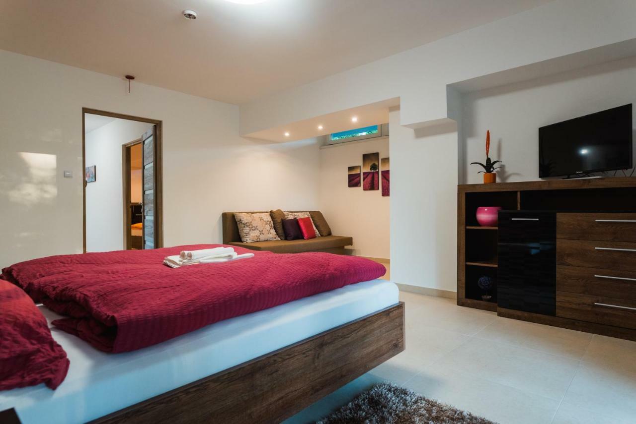 Tisza Gyöngye Apartmanház Appartamento Szeged Esterno foto